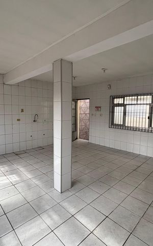Casa para alugar com 180m², 4 quartos e 5 vagas Casa para alugar com 180m², 4 quartos e 5 vagasSala
