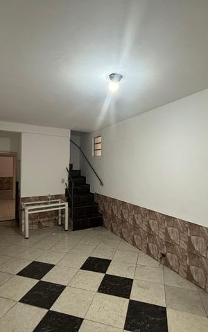 Casa para alugar com 180m², 4 quartos e 5 vagas Casa para alugar com 180m², 4 quartos e 5 vagasSala