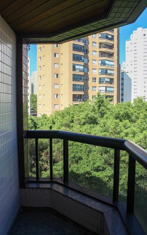 Apartamento à venda com 160m², 4 quartos e 3 vagas Apartamento à venda com 160m², 4 quartos e 3 vagasVaranda da Suíte 3