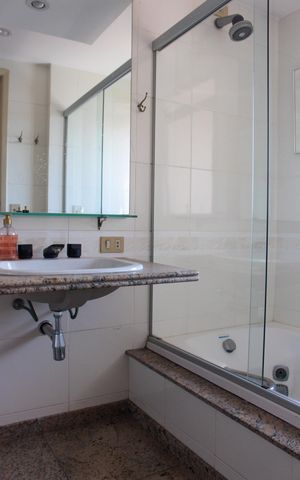 Apartamento à venda com 160m², 4 quartos e 3 vagas Apartamento à venda com 160m², 4 quartos e 3 vagasBanheiro da Suíte 1