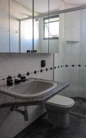 Apartamento à venda com 160m², 4 quartos e 3 vagas Apartamento à venda com 160m², 4 quartos e 3 vagasBanheiro da Suíte 2