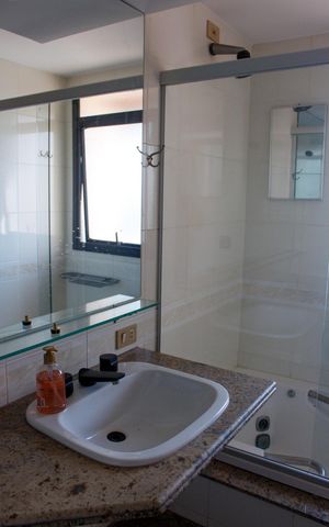 Apartamento à venda com 160m², 4 quartos e 3 vagas Apartamento à venda com 160m², 4 quartos e 3 vagasBanheiro da Suíte 1