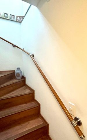 Casa à venda com 200m², 3 quartos e 4 vagas Casa à venda com 200m², 3 quartos e 4 vagasEscada
