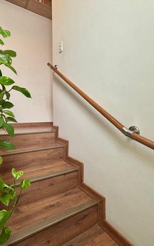 Casa à venda com 200m², 3 quartos e 4 vagas Casa à venda com 200m², 3 quartos e 4 vagasEscada