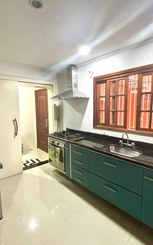 Casa à venda com 200m², 3 quartos e 4 vagas Casa à venda com 200m², 3 quartos e 4 vagasCozinha