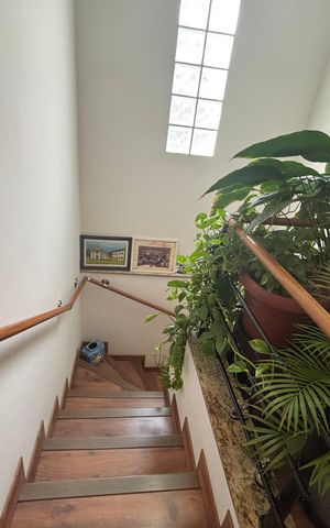 Casa à venda com 200m², 3 quartos e 4 vagas Casa à venda com 200m², 3 quartos e 4 vagasEscada