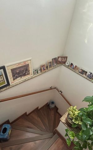 Casa à venda com 200m², 3 quartos e 4 vagas Casa à venda com 200m², 3 quartos e 4 vagasEscada