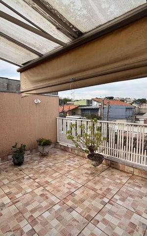 Casa à venda com 200m², 3 quartos e 4 vagas Casa à venda com 200m², 3 quartos e 4 vagasVaranda