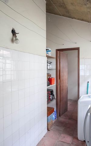 Casa à venda com 250m², 3 quartos e 2 vagas Casa à venda com 250m², 3 quartos e 2 vagasÁrea de serviço