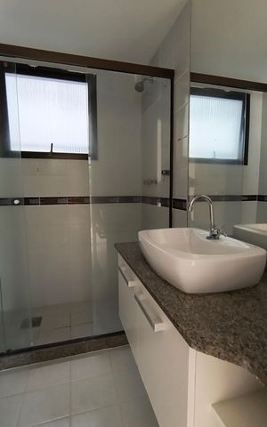 Apartamento à venda com 180m², 3 quartos e 2 vagas Apartamento à venda com 180m², 3 quartos e 2 vagasBanheiro da Suíte