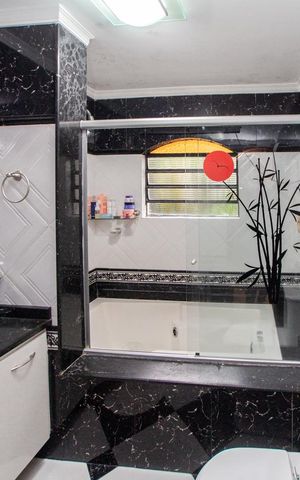 Casa à venda com 326m², 2 quartos e 6 vagas Casa à venda com 326m², 2 quartos e 6 vagasBanheiro da Suíte 2