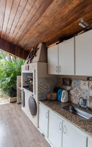 Casa à venda com 326m², 2 quartos e 6 vagas Casa à venda com 326m², 2 quartos e 6 vagasPiscina e Churrasqueira