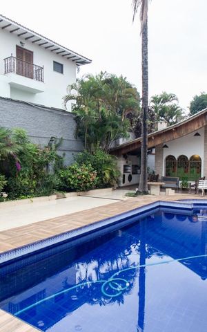 Casa à venda com 326m², 2 quartos e 6 vagas Casa à venda com 326m², 2 quartos e 6 vagasPiscina e Churrasqueira
