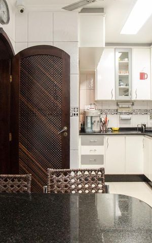 Casa à venda com 326m², 2 quartos e 6 vagas Casa à venda com 326m², 2 quartos e 6 vagasCozinha