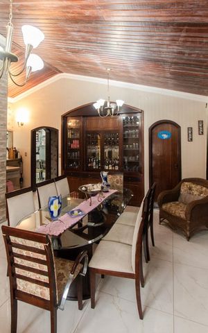 Casa à venda com 326m², 2 quartos e 6 vagas Casa à venda com 326m², 2 quartos e 6 vagasSala