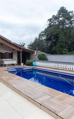 Casa à venda com 326m², 2 quartos e 6 vagas Casa à venda com 326m², 2 quartos e 6 vagasPiscina e Churrasqueira