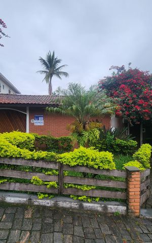 Casa à venda com 326m², 2 quartos e 6 vagas Casa à venda com 326m², 2 quartos e 6 vagasFachada