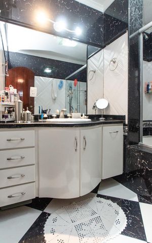 Casa à venda com 326m², 2 quartos e 6 vagas Casa à venda com 326m², 2 quartos e 6 vagasBanheiro da Suíte 2
