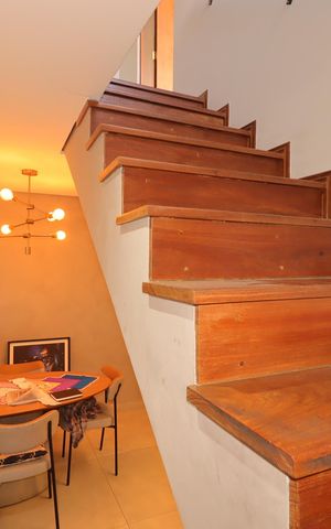 Casa para alugar com 205m², 3 quartos e 3 vagasEscada para o segundo piso