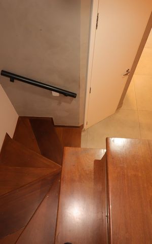 Casa para alugar com 205m², 3 quartos e 3 vagasEscada para o segundo piso