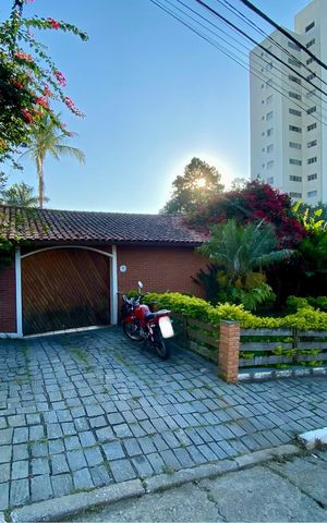Casa à venda com 326m², 3 quartos e 6 vagas Casa à venda com 326m², 3 quartos e 6 vagasFachada