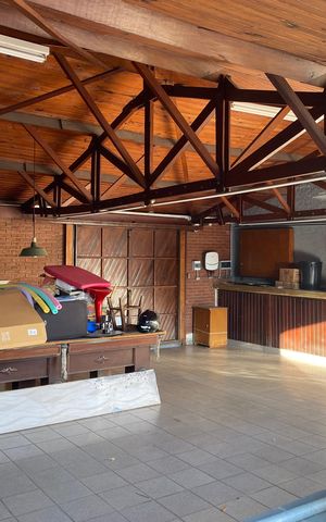 Casa à venda com 326m², 3 quartos e 6 vagas Casa à venda com 326m², 3 quartos e 6 vagasGaragem