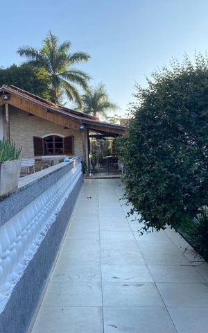 Casa à venda com 326m², 3 quartos e 6 vagas Casa à venda com 326m², 3 quartos e 6 vagasQuintal com piscina
