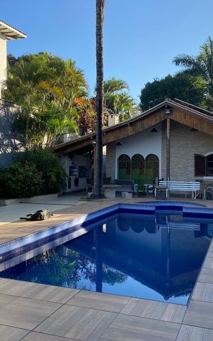 Casa à venda com 326m², 3 quartos e 6 vagas Casa à venda com 326m², 3 quartos e 6 vagasQuintal com piscina