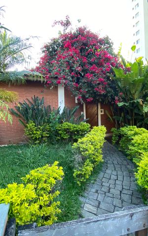 Casa à venda com 326m², 3 quartos e 6 vagas Casa à venda com 326m², 3 quartos e 6 vagasFachada