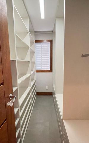 Apartamento à venda com 200m², 2 quartos e 3 vagas Apartamento à venda com 200m², 2 quartos e 3 vagasCloset da suíte