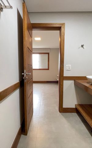 Apartamento à venda com 200m², 2 quartos e 3 vagas Apartamento à venda com 200m², 2 quartos e 3 vagasBanheiro da Suíte 1