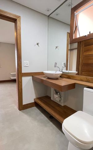 Apartamento à venda com 200m², 2 quartos e 3 vagas Apartamento à venda com 200m², 2 quartos e 3 vagasBanheiro da Suíte 1