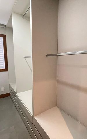 Apartamento à venda com 200m², 2 quartos e 3 vagas Apartamento à venda com 200m², 2 quartos e 3 vagasCloset da suíte