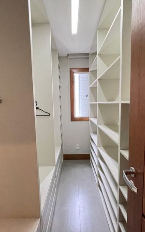 Apartamento à venda com 200m², 2 quartos e 3 vagas Apartamento à venda com 200m², 2 quartos e 3 vagasCloset da suíte