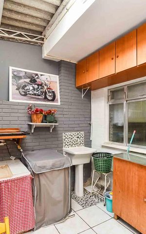Casa à venda com 240m², 3 quartos e 2 vagas Casa à venda com 240m², 3 quartos e 2 vagasÁrea de Serviço