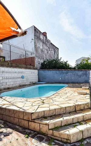 Casa à venda com 240m², 3 quartos e 2 vagas Casa à venda com 240m², 3 quartos e 2 vagasÁrea comum - Piscina