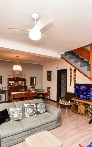 Casa à venda com 240m², 3 quartos e 2 vagas Casa à venda com 240m², 3 quartos e 2 vagasSala