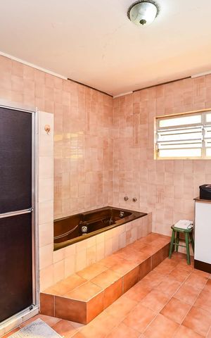 Casa à venda com 240m², 3 quartos e 2 vagas Casa à venda com 240m², 3 quartos e 2 vagasBanheiro da Suíte 2