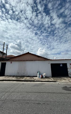 Casa à venda com 360m², 6 quartos e 2 vagas Casa à venda com 360m², 6 quartos e 2 vagasFachada