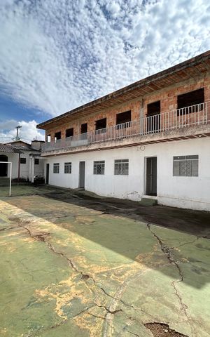 Casa à venda com 360m², 6 quartos e 2 vagas Casa à venda com 360m², 6 quartos e 2 vagasÁrea comum