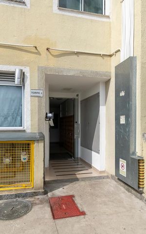 Apartamento à venda com 48m², 2 quartos e 1 vaga Apartamento à venda com 48m², 2 quartos e 1 vagaÁrea comum - Entrada do bloco
