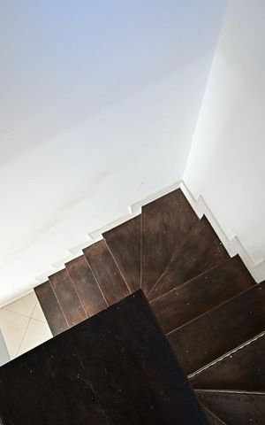 Casa de condomínio à venda com 89m², 2 quartos e 2 vagasEscada