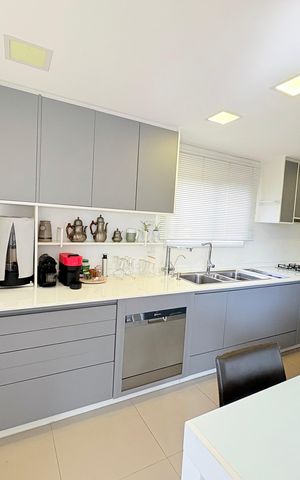 Apartamento à venda com 236m², 3 quartos e 3 vagas Apartamento à venda com 236m², 3 quartos e 3 vagasCozinha
