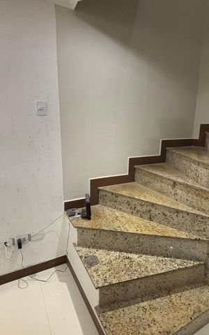 Casa à venda com 150m², 5 quartos e 1 vaga Casa à venda com 150m², 5 quartos e 1 vagaEscada