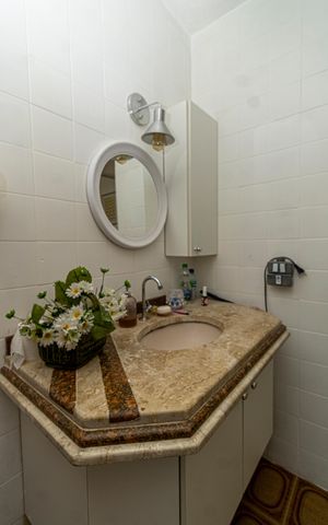 Casa à venda com 198m², 4 quartos e 2 vagas Casa à venda com 198m², 4 quartos e 2 vagasBanheiro da Suíte 1