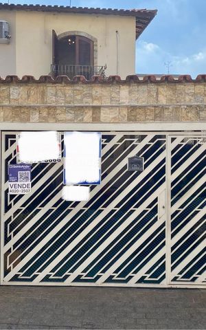 Casa à venda com 198m², 4 quartos e 2 vagas Casa à venda com 198m², 4 quartos e 2 vagasFachada