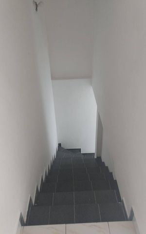 Casa à venda com 265m², 5 quartos e 2 vagas Casa à venda com 265m², 5 quartos e 2 vagasEscada