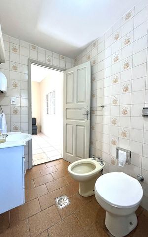 Casa à venda com 200m², 2 quartos e 2 vagasBanheiro da Suíte 