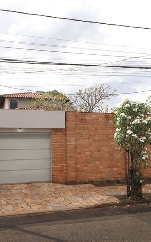 Casa para alugar com 400m², 4 quartos e 6 vagasFachada