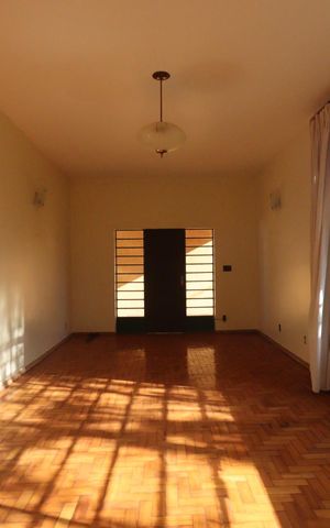 Casa para alugar com 260m², 6 quartos e 3 vagas Casa para alugar com 260m², 6 quartos e 3 vagasSala